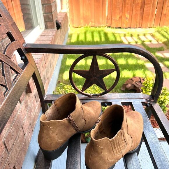 Trixie Cowgirl Bootie - By Avenue - Sz 10M - Fall Trends 🍂🍁🍃 - Picture 3 of 6